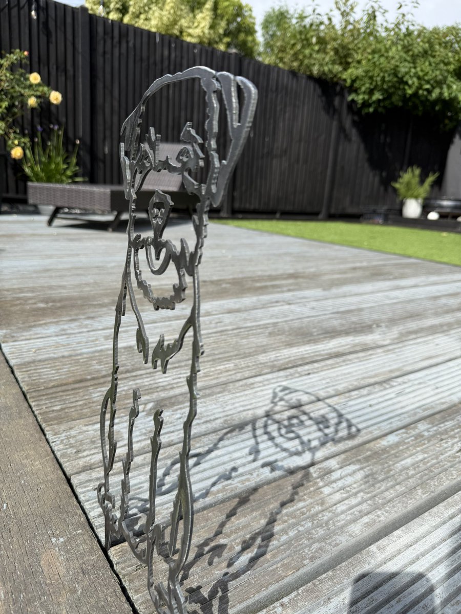 ScrappyN's tweet image. News is reaching me 🌈 that one of you wonderful pals has sent a very special momento to my olds… in fact I can see Mum sitting out on the decking next to it at the moment wondering which incredibly kind soul she can thank… Paws up please pal 💔❤️🩹💔🌈❤️ #ScrappyNelson #btposse