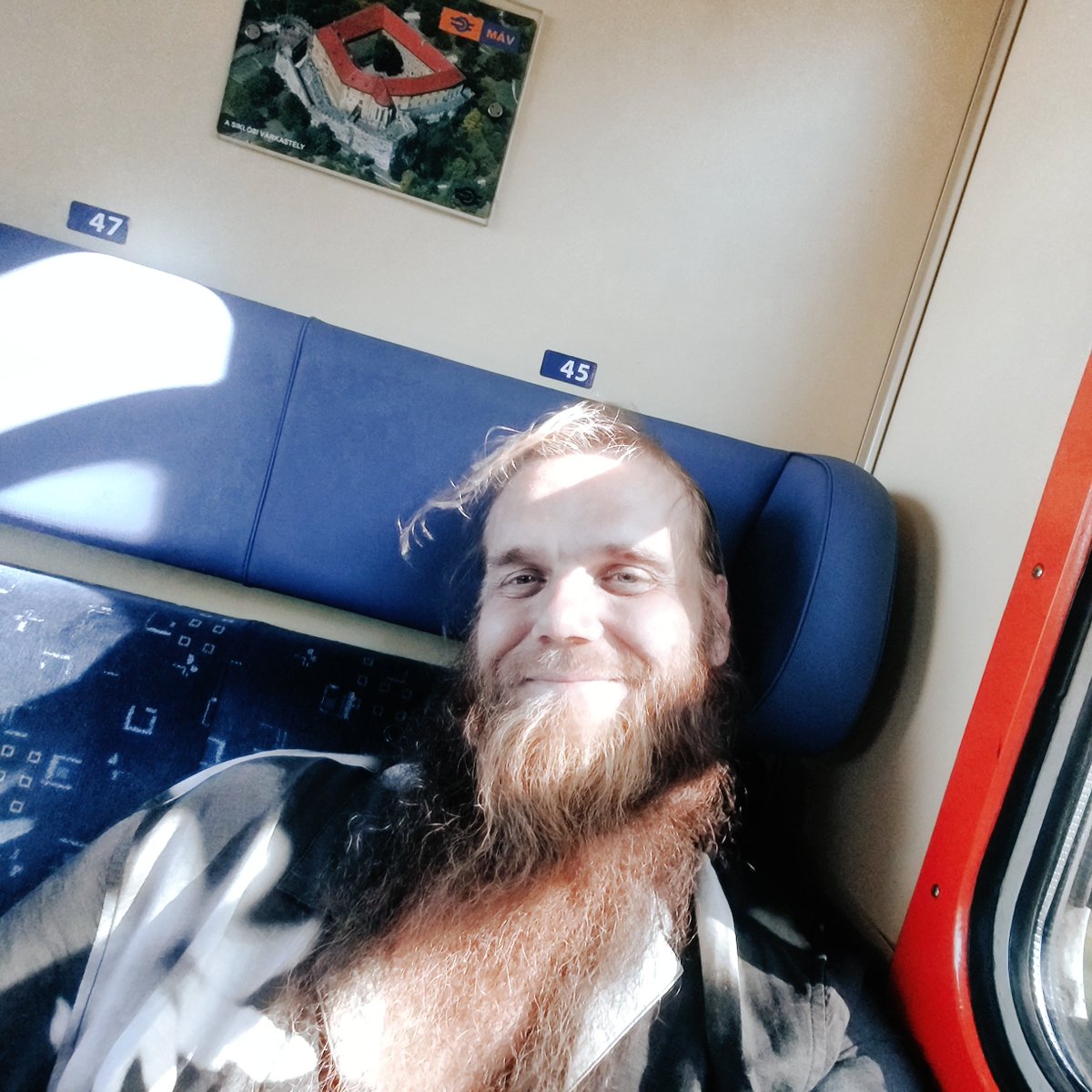 VikingonRails's tweet image. #therapietijd! 😍😎🥰

Trein, #fensterauf, muziekje in &apos;t oor.

Één van de twee belangrijkste dingen (en van die twee de belangrijkste), die me in leven houdt. 👌

#WorldonRails #VikingonRails #createyourownstory #treinleven #interrail