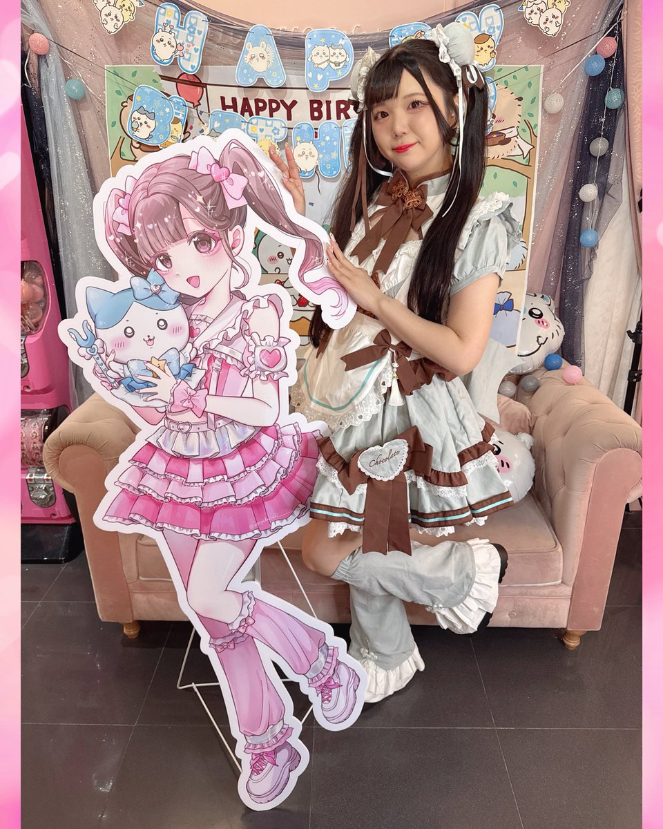 andywu0623's tweet photo. 0615莓香生誕祭🎂
第一年主題女僕、第二年主題是SSR練習生是而今年主題是時空粉色擔當結合她喜歡的小八但花了很多心思心力去籌備立牌、應援小旗子、小卡及客製化小卡冊，感謝喜愛莓香的歐他及主人幫忙終於完成了，這次是她在北神殿快閃店及Melo任職滿三年，她即將在8/30畢業結束在Melo任職，雖然讓大家很不捨得她離開而要抱著有轉生的希望去祝福她，希望她在偶像及女僕能繼續發光發熱，妳說今年不哭而還是感動落淚，我超愛妳而每年都要跟妳一起度過生日🥰🫶🏻🩷

今天是妳的生日🎂
莓香寶祝妳生日快樂🎂
@maikachandayou_