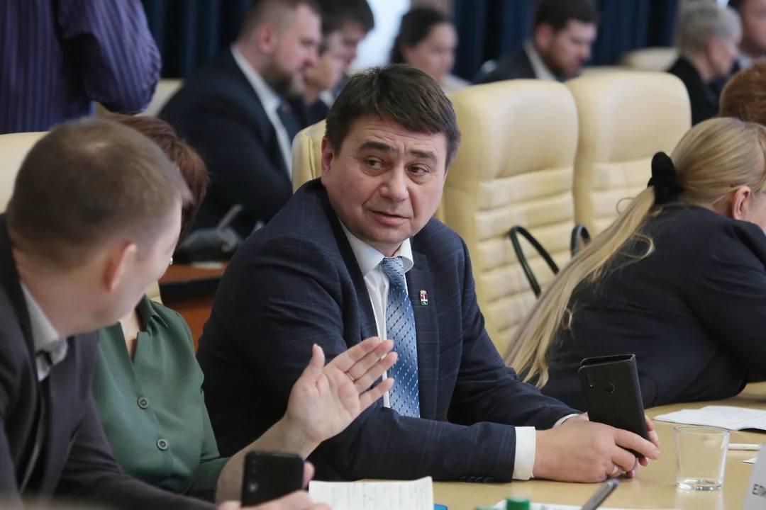 perm36_6's tweet image. 🔥 Главу Кочёвского округа задержали. В мэрии обыски
Причиной стали махинации с покупкой жилья для детей-сирот и жителей аварийных домов. Контракты отдавали родственникам чиновников и тратили бюджетные деньги на жильё ужасного качества, где невозможно было жить.
Ситуация была…