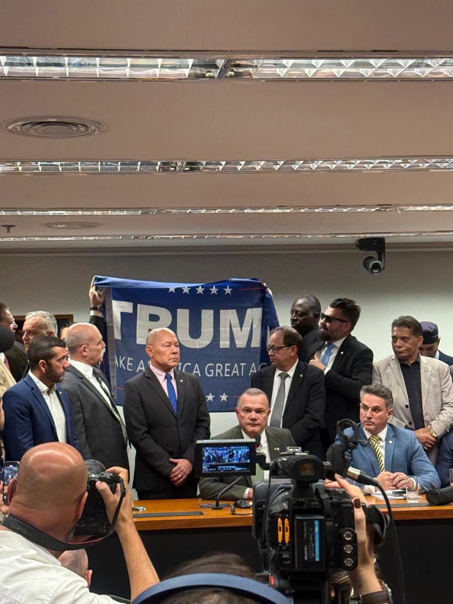 eixopolitico's tweet image. 🇧🇷 Após Trump anunciar tarifa de 50% aos produtos brasileiros, deputados bolsonaristas estendem bandeira de apoio ao presidente americano em comissão da Câmara dos Deputados.