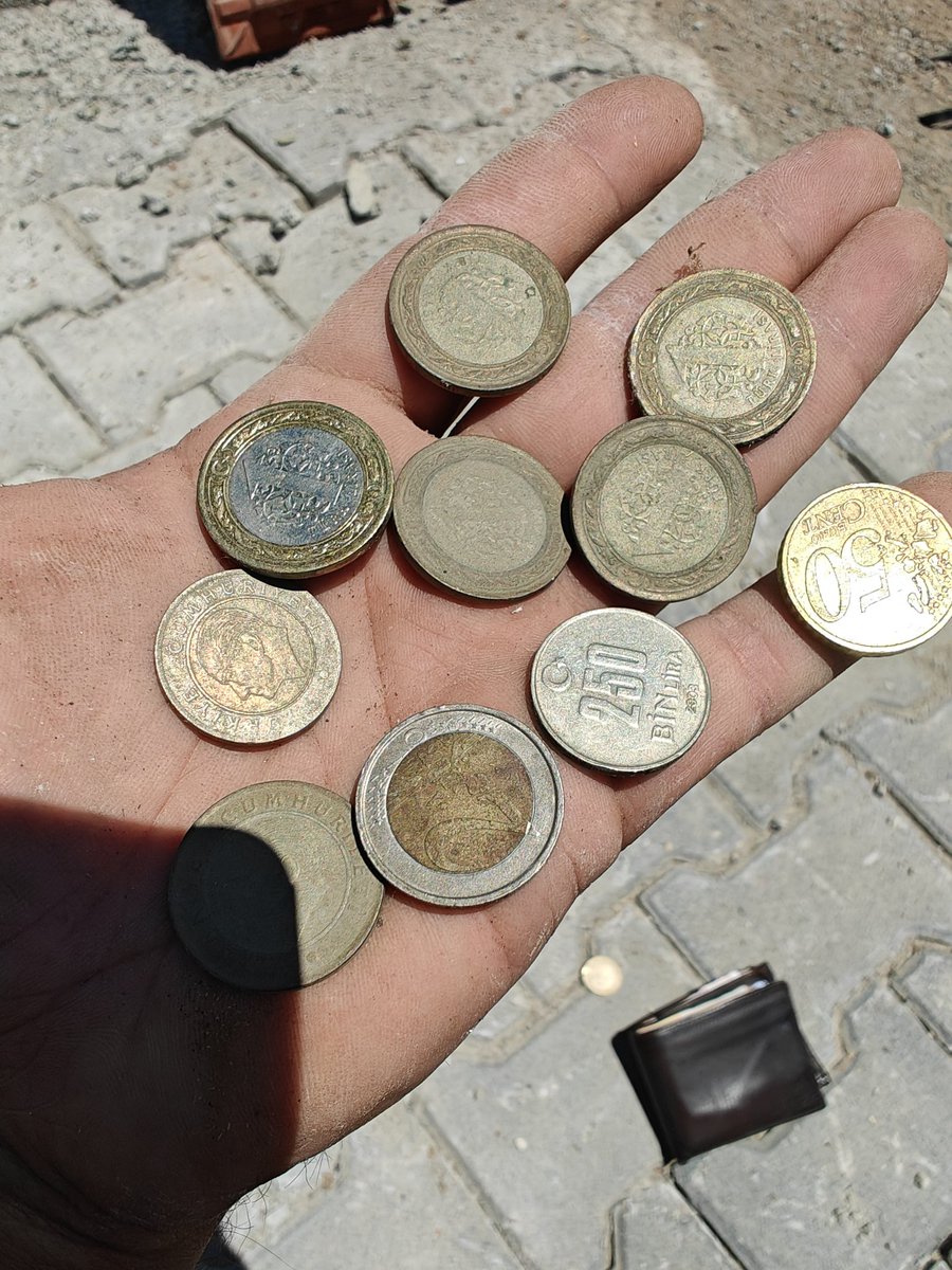 Biriktirdiğim paralar değil, anılarmış. Cüzdanı farkında bile olmadan yere atmışım. 250.000 lira... ne kadar değersiz de olsa en değerlisi. <a href="/merve__akpinar/">Merve</a>