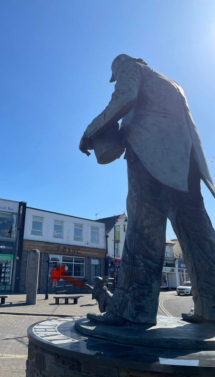 GillianSurgey's tweet image. #FingerpostFriday It’s there. Tommy Cooper’s rabbit is pointing at it but if you still can’t spot it try looking just to the right of the Willy of Caerphilly.