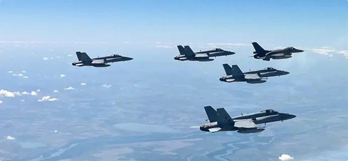 LRsecreta's tweet image. España 🇪🇸 despliega hoy por primera vez cazas F-18 en Islandia 🇮🇸 para intensificar la vigilancia en el Atlántico Norte
👉 ¿y para controlar la amenaza que viene por las aguas del amigo del sur a quién desplegamos? ⛔️