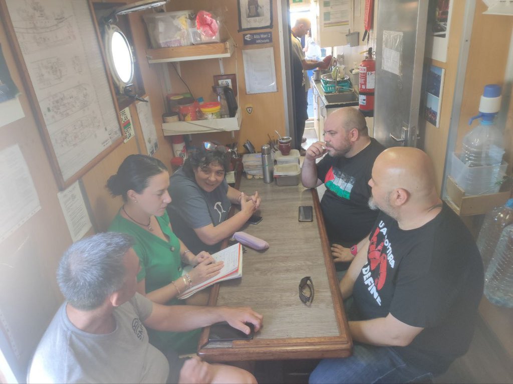 Hemos venido a Valencia a visitar y apoyar el <a href="/maydayterraneo/">SMH - AITA MARI</a> y su labor solidaria fundamental. 

Mientras los gobiernos cierran puertos y externalizan fronteras dejando miles de vidas en peligro, nuestro Aita Mari rescata esas vidas con recursos humildes. 

ESKERRIK ASKO