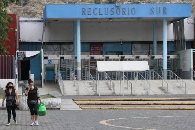 siete_letras's tweet image. Matan a joven por no querer extorsionar desde el Reclusorio Sur:
Valmiki Charnichart fue quemado con agua hirviendo por 2 internos, Iván y Aldo N, todo por no querer extorsionar con ellos.
La víctima de 33 años de edad fue llevada al hospital, donde murió. @FiscaliaCDMX indaga.