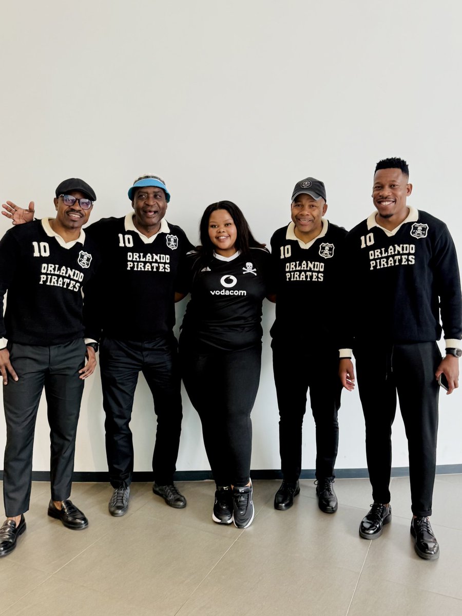 fruitcakesana's tweet image. Met the Orlando Pirates legends and my smile says it all 🖤🤍❤️. I am so excited and ready for the Giants Docu-series on Sunday, 27 July 🥹🤍🖤❤️. #OnceAlways #GiantsOnDStv #SSGiants 🖤🤍❤️