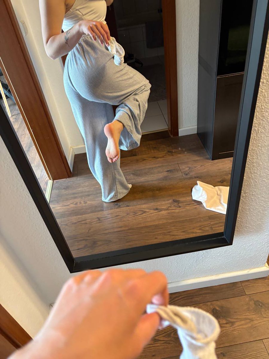 Wo schaust du zuerst hin 
Arsch Füße oder doch vielleicht meine Socken ?