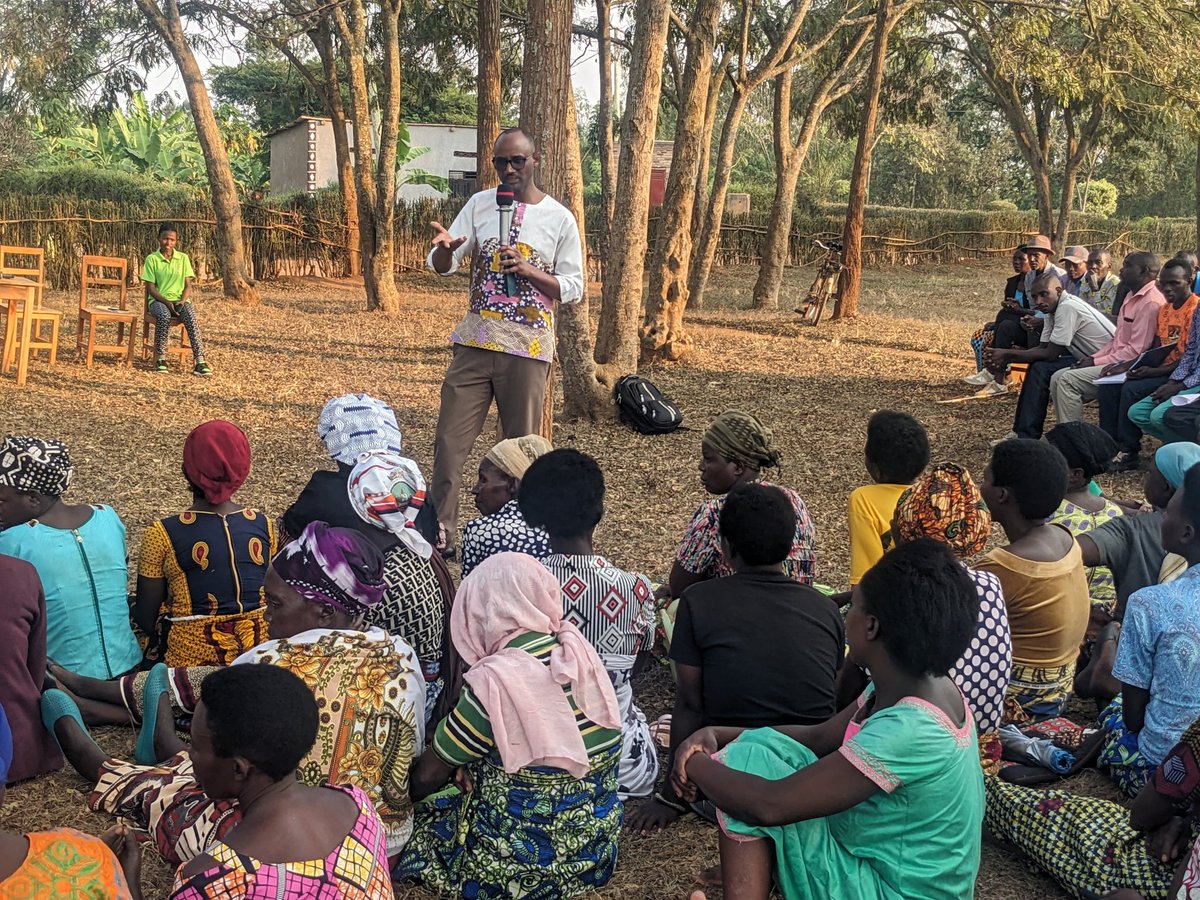 BugeseraDistr's tweet image. Umuyobozi w’Akarere Wungirije Ushinzwe Iterambere ry'Ubukungu, @umwalia9, yitabiriye inteko y’abaturage mu Murenge wa @NgerukaBugesera, mu Kagari ka #Murama.
Bari kuganira kuri gahunda za Leta zirimo; umutekano, ubuhinzi n'ubworozi, isuku n'isukura, intore mu biruhuko n'izindi.