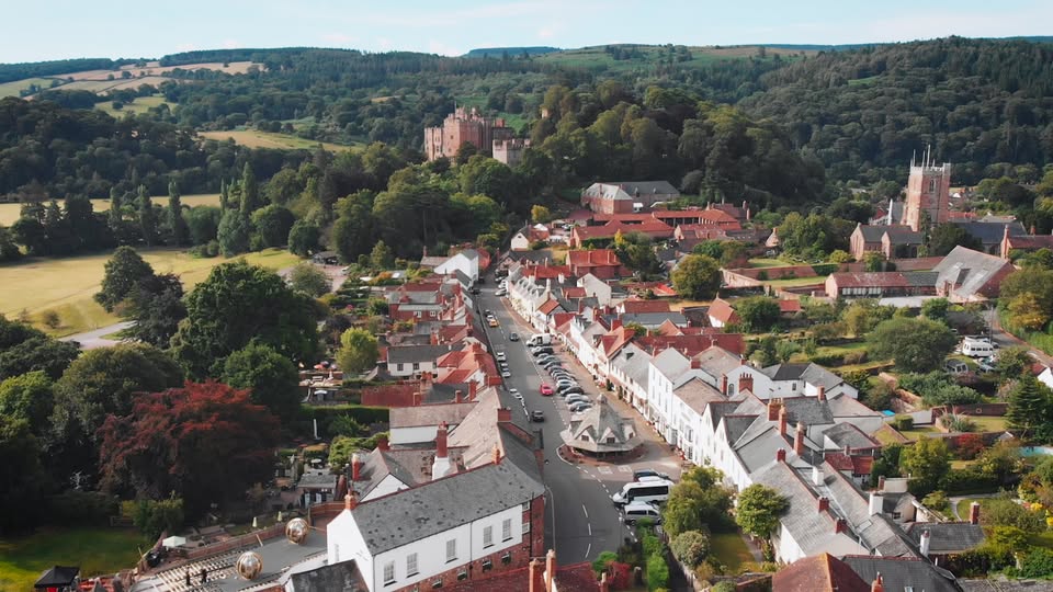 ExmoorNP's tweet image. Come join tomorrow's free a "Walk Through Dunster's History"
📍 Meet Exmoor National Park Centre, Dunster (TA24 6SE)
🕚 11.00am on Wednesday July 23
🥾A two hour stroll with a local history expert
FREE-donations to CareMoor welcome