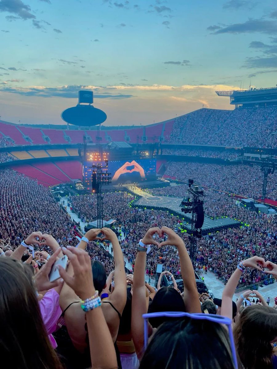 Vote for Taylor in the billboard fan army face off!!! 

billboard.com/music/music-ne…