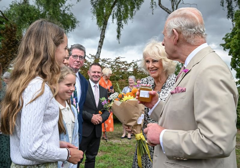 Julie Spence, Lord Lieutenant Cambridgeshire (@lord_lt_cambs) on Twitter photo Some more super photos <a href="/PixCambridge/">Keith Heppell</a> of Their Majesties at the <a href="/NatStudStallion/">The National Stud</a> talking to <a href="/BRSNewmarket/">BritishRacingSchool</a> and Riding a Dream Academy students now working for <a href="/FellowesRacing/">Charlie Fellowes</a> ; meeting Stradivarius; meeting the National Stud students some from University others changing jobs - Some more super photos <a href="/PixCambridge/">Keith Heppell</a> of Their Majesties at the <a href="/NatStudStallion/">The National Stud</a> talking to <a href="/BRSNewmarket/">BritishRacingSchool</a> and Riding a Dream Academy students now working for <a href="/FellowesRacing/">Charlie Fellowes</a> ; meeting Stradivarius; meeting the National Stud students some from University others changing jobs -