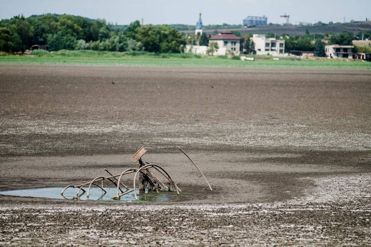 TPSpindel's tweet image. Khanzhenkivs'ke Reservoir near Donetsk has completely dried up.
Another scar on Ukrainian land. This is what russian “liberation” looks like - destruction, mismanagement, and rot.
Occupation doesn’t bring life. It drains it.