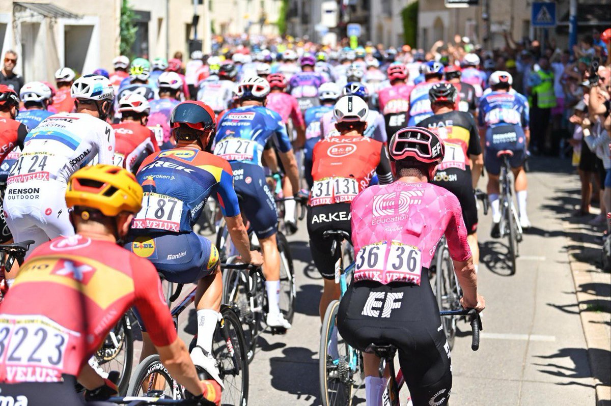 GpeSocEcoloRep's tweet photo. Départ de la 16ème étape du @LeTour dans le quartier d'Antigone aux côtés du maire @MDelafosse, du président @ChPrudhomme et de madame la Ministre des Sports @MarieBarsacq👏
Ville ayant obtenu le label « ville à vélo », nous sommes fiers d'accueillir cet événement et son public ! https://t.co/IxrEeYu9Tf