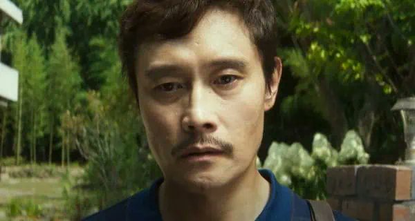 flickeringmyth's tweet image. Lee Byung-hun has to eliminate the competition in the trailer for Park Chan-wook‘s No Other Choice flickeringmyth.com/lee-byung-hun-…