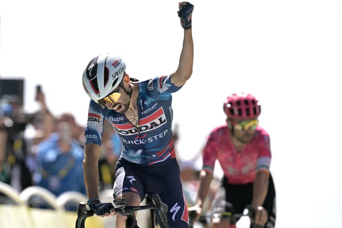 YaelBRAUNPIVET's tweet image. 23 ans après la dernière, Valentin signe le V de la Victoire au Sommet du Mont Chauve et offre à la France son premier succès sur ce Tour de France. Dans une ambiance incroyable, la magie a encore opéré ! Bravo ! 🚵♂️🇫🇷 #TDF2025