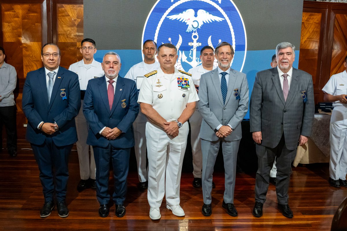 1/3 🌟 Anoche, en el Yacht Club Naval, el Comandante General de la Armada, Almirante Pablo Caicedo Salvador de la <a href="/armada_ecuador/">Armada del Ecuador</a> , organizó una cena de confraternidad y entrega de reconocimientos a los empresarios que apoyaron durante el Conflicto Armado No Internacional.