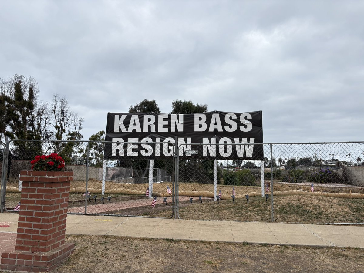 JohnKobyltRadio's tweet image. John took a drive through Pacific Palisades this morning & saw this HUGE sign calling for @MayorOfLA Karen Bass to resign from her position! He mentioned on the show yesterday that these signs are popping up on properties throughout the area! @KFIAM640