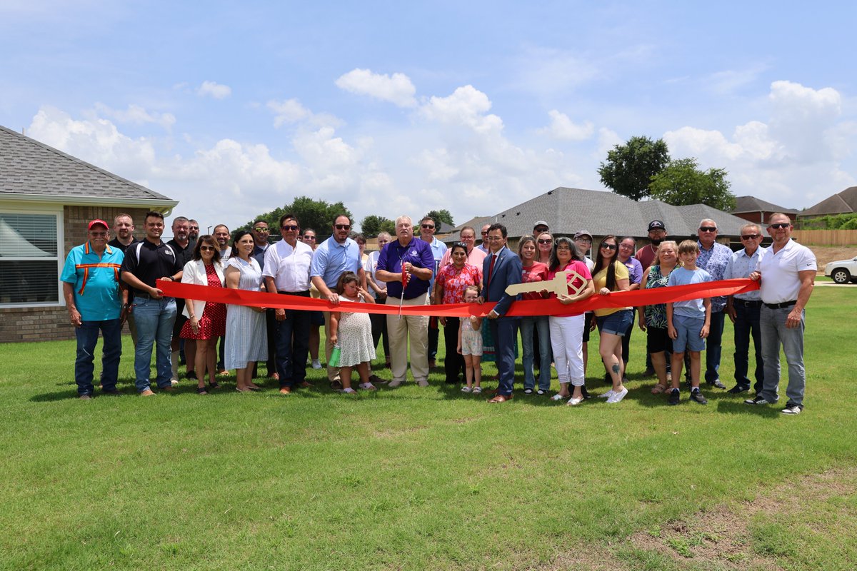 CherokeeNation's tweet image. Cherokee Nation leaders joined Sequoyah County community members Thursday, July 17, to celebrate the grand opening of the new Sallisaw Redbird Smith Estates! 🏡❤️ #housing
Learn more here: anadisgoi.com/index.php/gove…