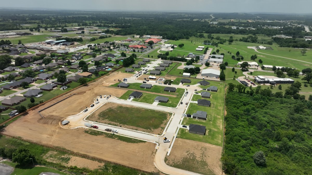 CherokeeNation's tweet image. Cherokee Nation leaders joined Sequoyah County community members Thursday, July 17, to celebrate the grand opening of the new Sallisaw Redbird Smith Estates! 🏡❤️ #housing
Learn more here: anadisgoi.com/index.php/gove…