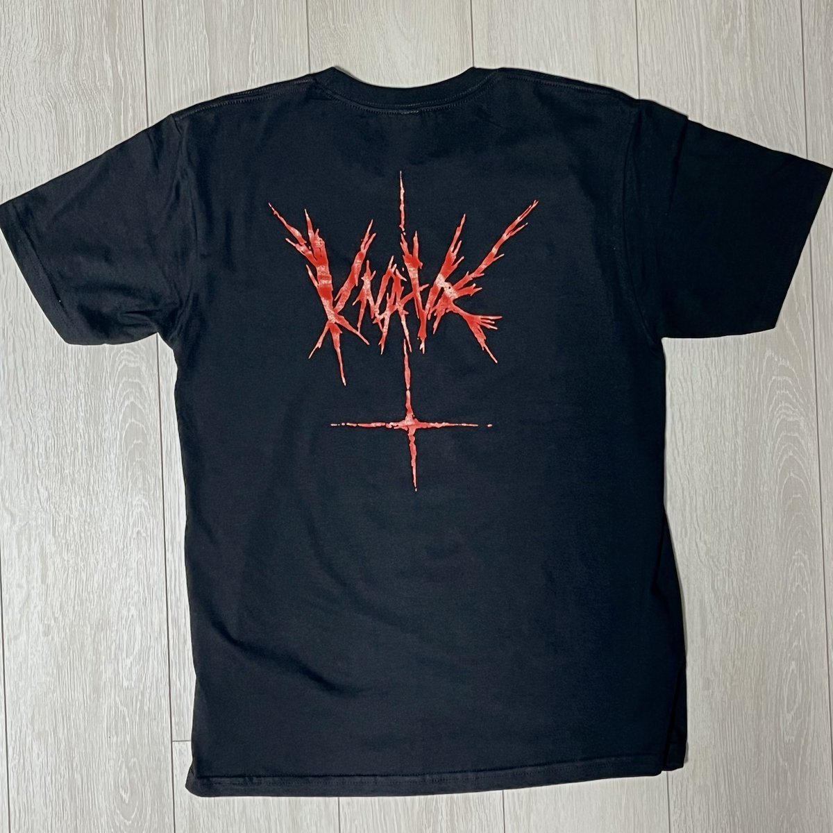 KNAVE_darkcore's tweet image. KNAVE T-shirt
ライブ会場限定色の方は追加生産予定有ります。
宜しくお願い致します。