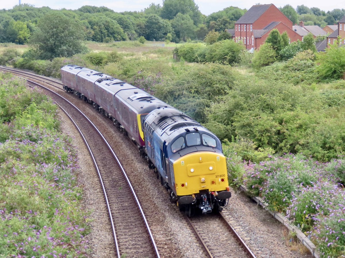 HiPa125's tweet photo. EuroPhoenix #Class37 37800 ‘Cassiopeia’, plus EMR Connect #Class380 380113 in-tow, working Rail Operations Group 5R57 0954 Kettering Depot > Derby Rail Technical Centre through Wilmorton #MML https://t.co/iS25CkbgPk