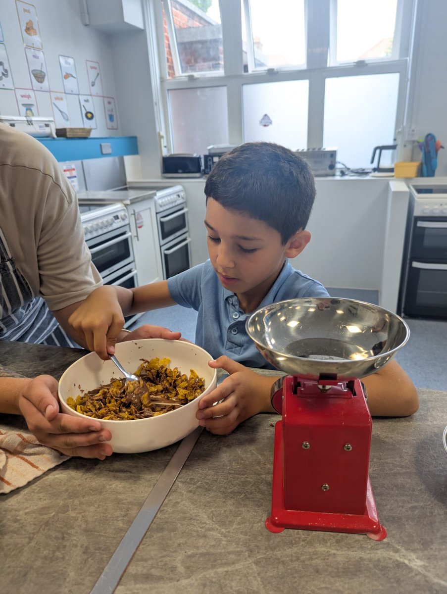 _SuttonHouse_'s tweet photo. An amazing food tech lesson today from rainbow students they got to make chocolate covered corn flake cakes, they showed great team work and listening skills throughout the lesson, well done primary โญ๏ธ๐ง๐ซ #primarysemh #foodtech #greatwork #suttonhouseacademy https://t.co/0ThwiPQy55