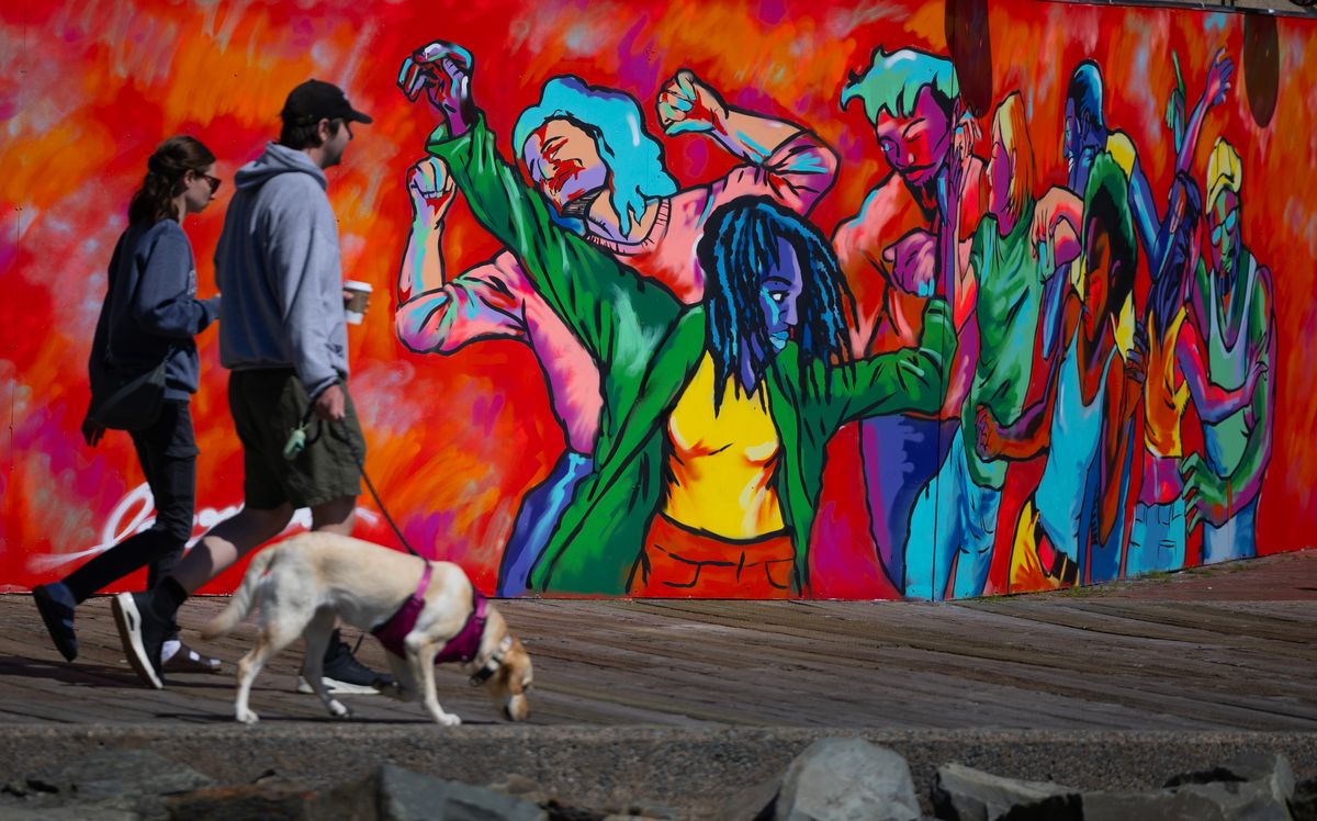 chronicleherald's tweet image. Visitors to the Halifax waterfront walk past a new mural by artist Boma Nnaji on Tuesday. The mural was created during the 2025 Halifax Mural Festival.
📸: Ryan Taplin / The Chronicle Herald
