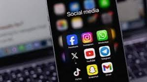 _rakan1111's tweet image. السوشل ميديا عندما تتابعها دون وعي ونقد لما تقرأه، ستجد نفسك بعد فترة تائه وبلا معيار، انت في عالم الميديا تعيش في بيئة والبيئة هذي ستؤثر عليك لا محاله، ستلقاها في أسلوبك، في اهتماماتك، في طريقة كلامك او حتى تفكيرك ؛

فأحرص على ألَّا تكون ضحيّةً من ضحايا السوشل ميديا !