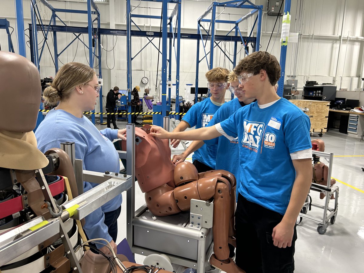 Want to host #OaklandCounty high schoolers for a day of career exploration? This year's #ManufacturingDay will take place on Friday, October 3. Register as an exhibitor before it's too late and meet future #AdvancedManufacturing workers. Learn more at tinyurl.com/2emx3ter. 🧡