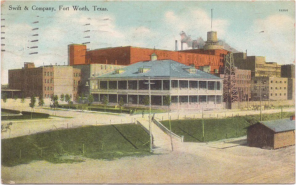 FactsAboutTexas's tweet image. 1909 - A postcard depicting the Swift & Company meatpacking plant in Fort Worth, Texas.
Swift & Company was a major national meatpacking firm that established a large plant adjacent to the Fort Worth Stock Yards in 1903.
The plant had a significant impact on the economy of Fort…
