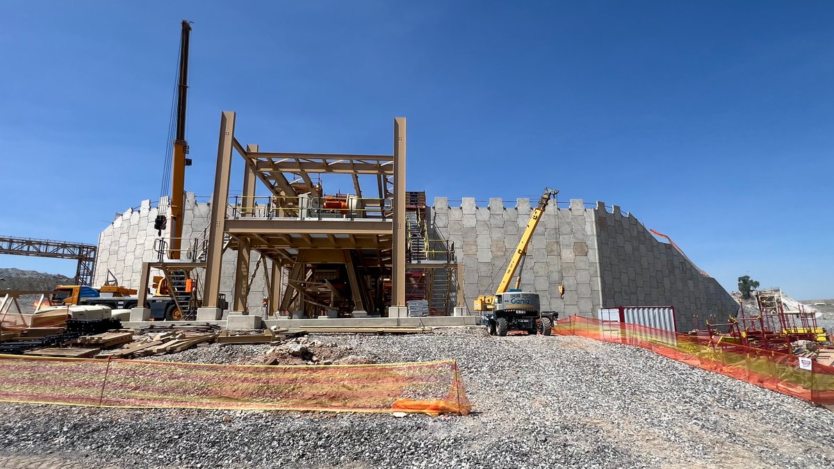 geoquest_group's tweet photo. 🚧 Geoquest South Africa supports Navachab Mine expansion!
We delivered Reinforced Earth® TerraClass® retaining walls (16.1 m high / 1,205 m²) to support the primary crusher infrastructure.
More info 👉 https://t.co/h0cqbvGsPh
#Geoquest #Retain #Mining #BuildBetterTogether https://t.co/IIlW4lHzGj