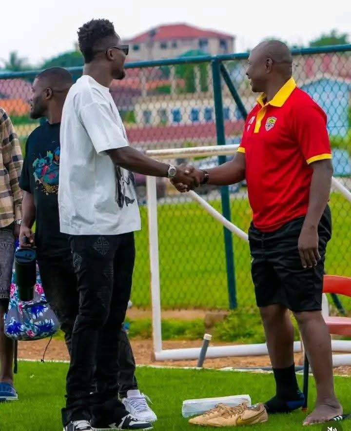purefmsports's tweet image. Ghanaian defender Daniel Amartey has donated packs of mineral water and soft drinks to Hearts of Oak following his visit to the club's Pobiman facility yesterday. He praised Togbe Afede XIV for the project.