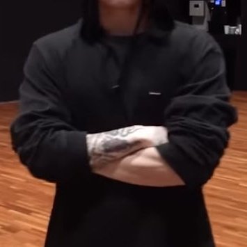 тело с лицом не сконектилось поэтому лицом 5летний детсадовец который не захотел есть на обед пшеничную кашу, а телом горячий фитнес инструктор