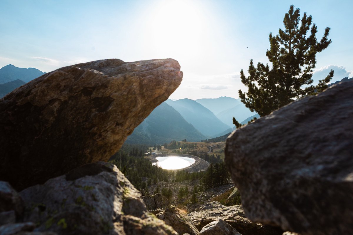 lesstationsnca's tweet photo. Petite pause en altitude ⛰️
Lacs cristallins, air pur, vues à tomber…
Parfait pour déconnecter et recharger les batteries 🔋💙
#montagne #nature #lac #voyage #lesstationsNCA https://t.co/tl8Xb3LnAP