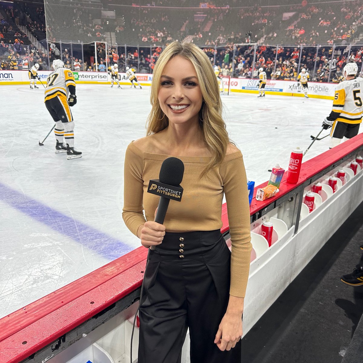 TheHaileyHunter's tweet image. Excited to be officially signing on for another year with @SNPittsburgh @NESN ✍️📺💛🖤