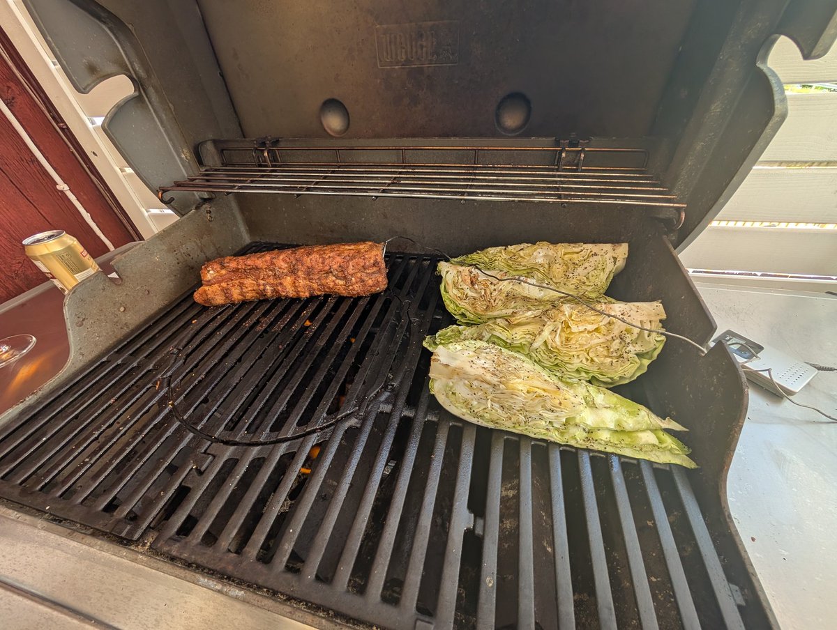 Kom ihåg att stänga av pretentionerna och unna er att grilla lite kotlettrad på gasgrill med en kall Mariestads!