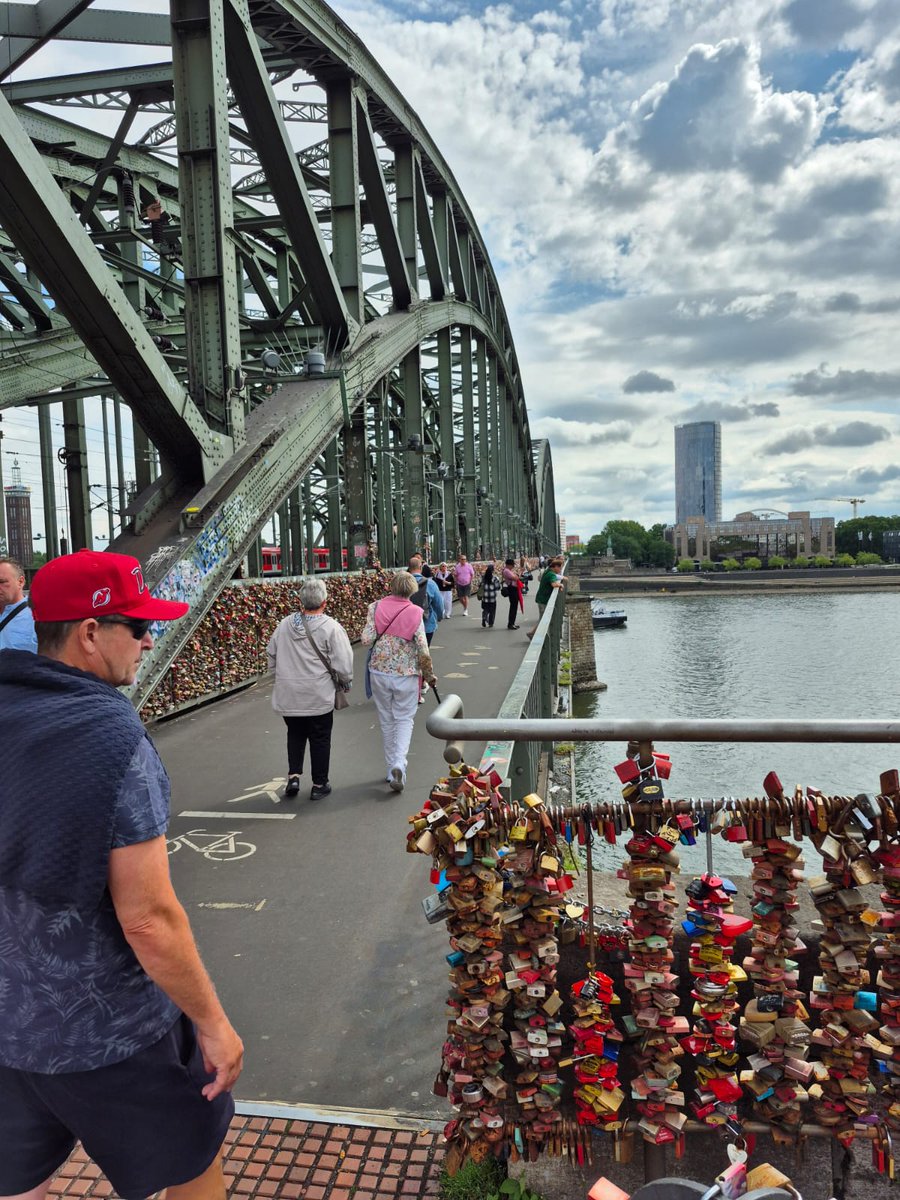 Ett besök i KölnerDome, gigantisk, och ett å annat hänglås på bron över Rhen. #Kölnbesök!
