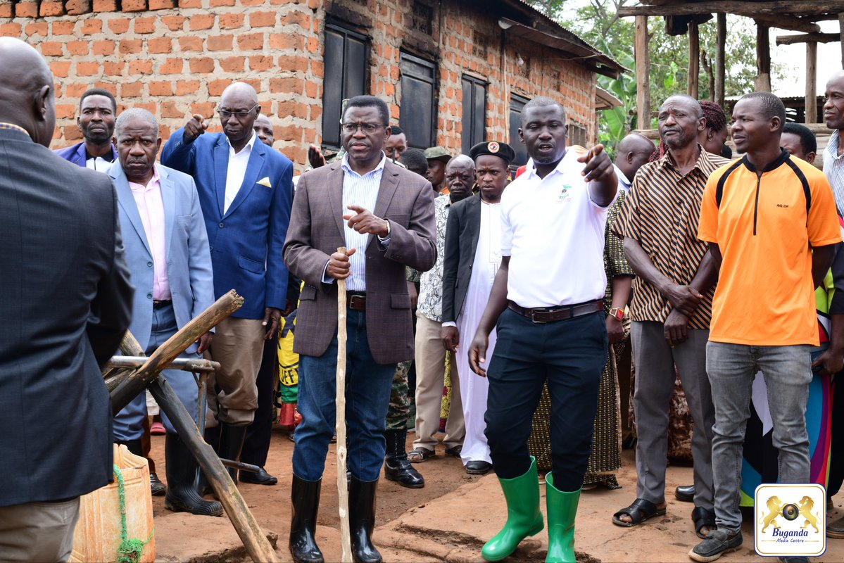 BugandaKingdom_'s tweet image. Kamalabyonna alambudde amaka ga Hajji Yawe Ramathan e Makukuba mu lugendo lwaliko olw'okulambula abalimi b'emmwanyi e Kyaggwe.
Katikkiro asinzidde mu maka ga Yawe Aramanthan kati omugenzi, batabani be abaasalawo obutatunda ttaka lya bazadde baabwe wabula nebalyongerako omutindo…