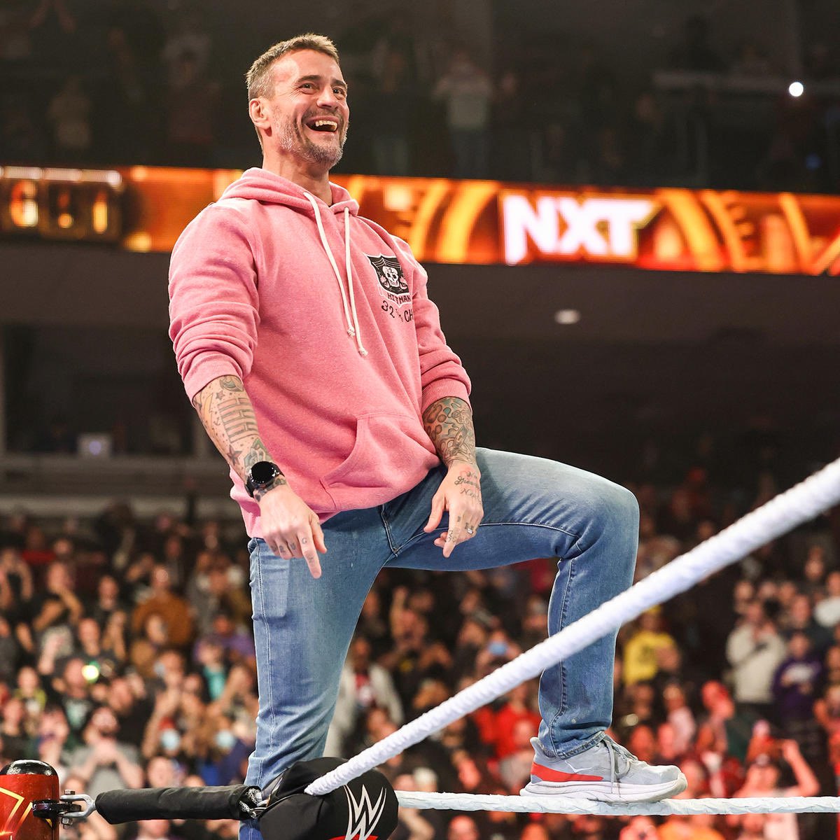 EliteClubS0B's tweet photo. 🚨| Via Sports Bible, CM Punk revealed that when he first returned to WWE in 2023, he brought a paper with his promo written on it backstage. Triple H noticed how nervous Punk was, took the paper, crumpled it, and threw it away telling Punk to just be himself.

LOVE THE BOND ♥️ https://t.co/3RFyzhEJGx