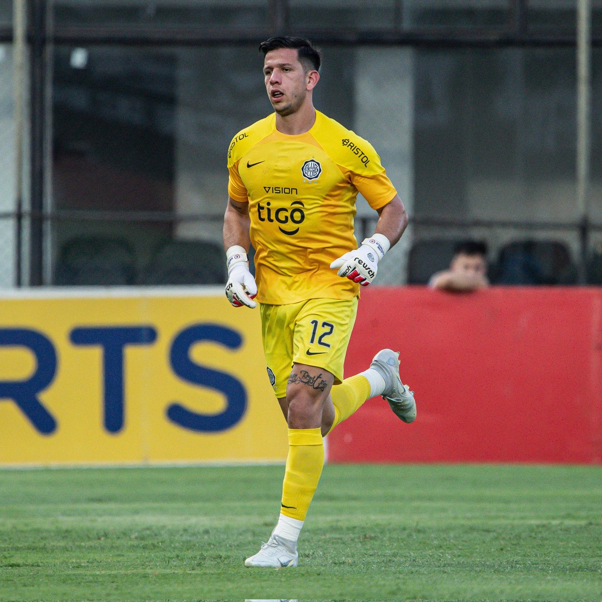 ATENCIÓN! #Newells QUIERE a Juan Espíndola. En principio COMPRARÍA el 80 % del pase a Olimpia y firmaría por 3 años. 

- Sergio Romero pide lo mismo que gana en #boca totalmente CAÍDO.