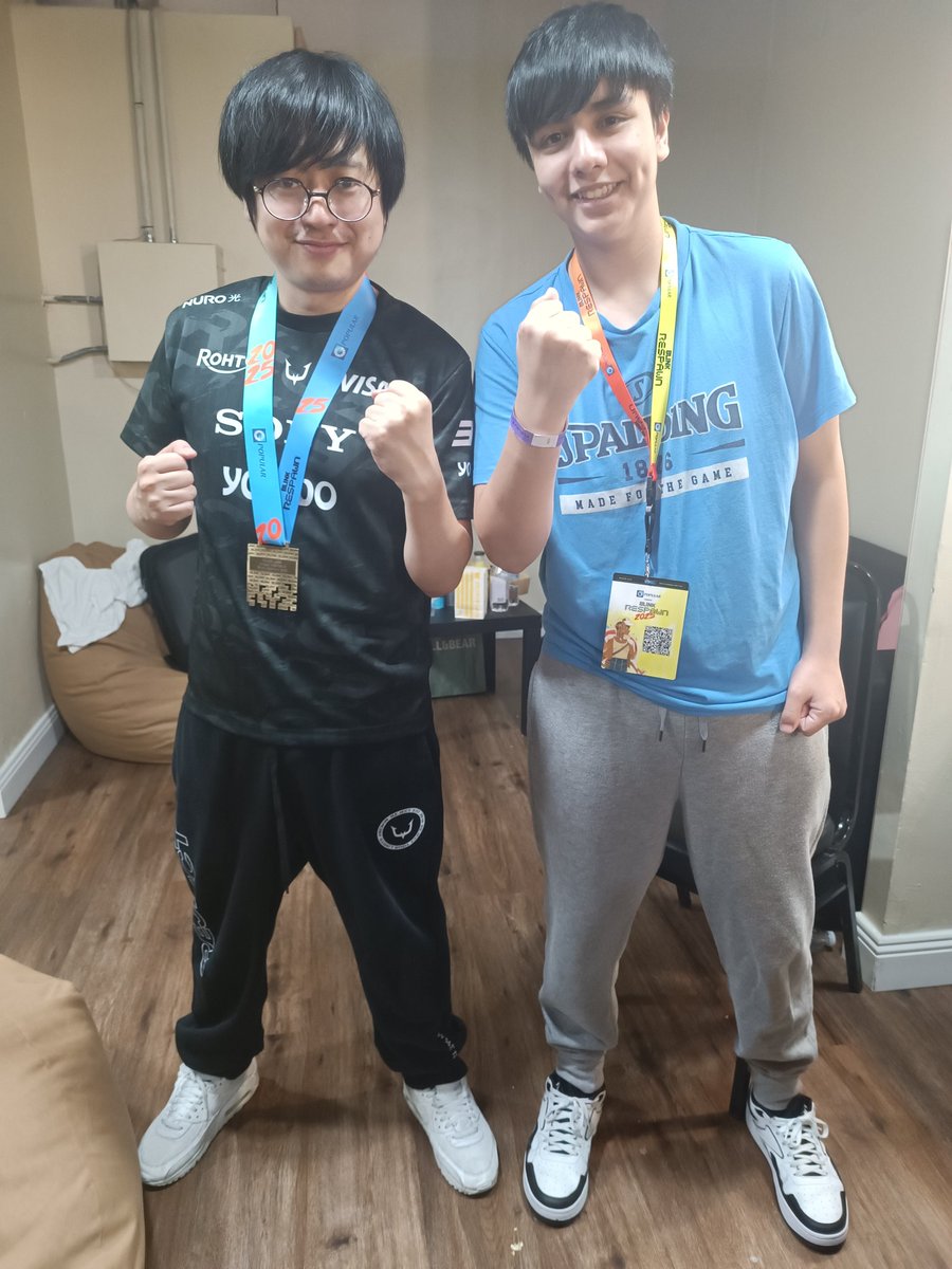 BLK_HuGoKu's tweet image. En el VIP pude pedirle las firmas al top 8 de @BlinkRespawn mientras los estaban premiando, muchas gracias a todos 🖤
Un poco triste por qué Craime no pudo lograr top 8 pero nuevamente se consagra como el mejor latino en Blink. Gracias por todo 🇩🇴 volveremos más fuertes sin duda
