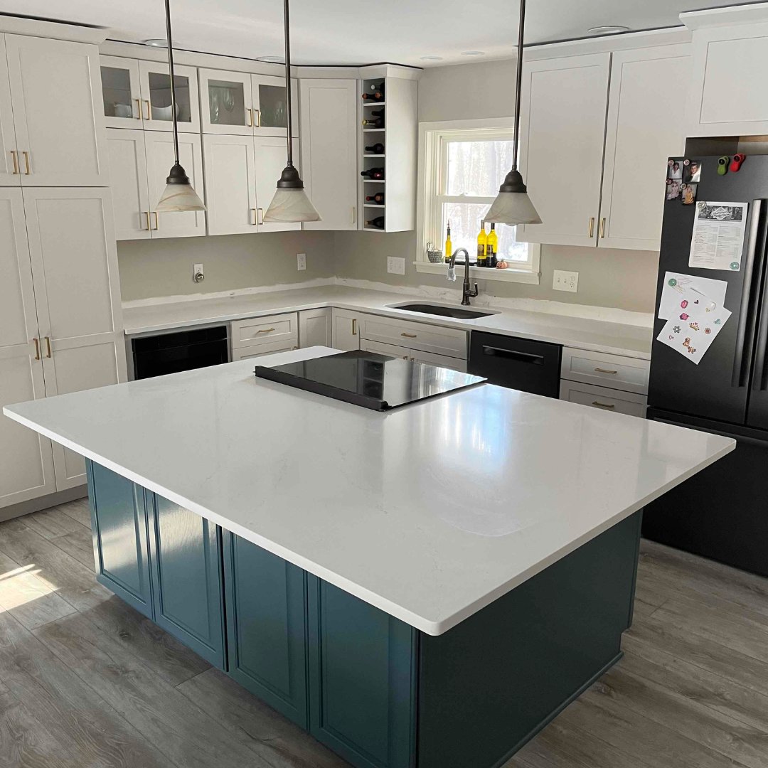 Check out this stunning oversized island featuring beautiful Statuario white quartz! 😍 Find your perfect white countertop in our catalog: bit.ly/3SFeIxj

#StatuarioQuartz #MKDKitchens #KitchenRemodel #QuartzCountertops #MichiganHomes