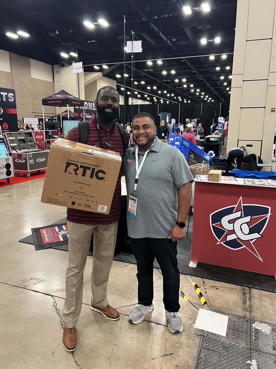 TheSignChamp's tweet image. Congratulations @CoachDeeLewis #TenahaISD #TenahaISDAthletics on winning an @RTICCoolers at #THSCA2025 🏆 @TheSignChamp #BrandYourSchool @THSCAcoaches