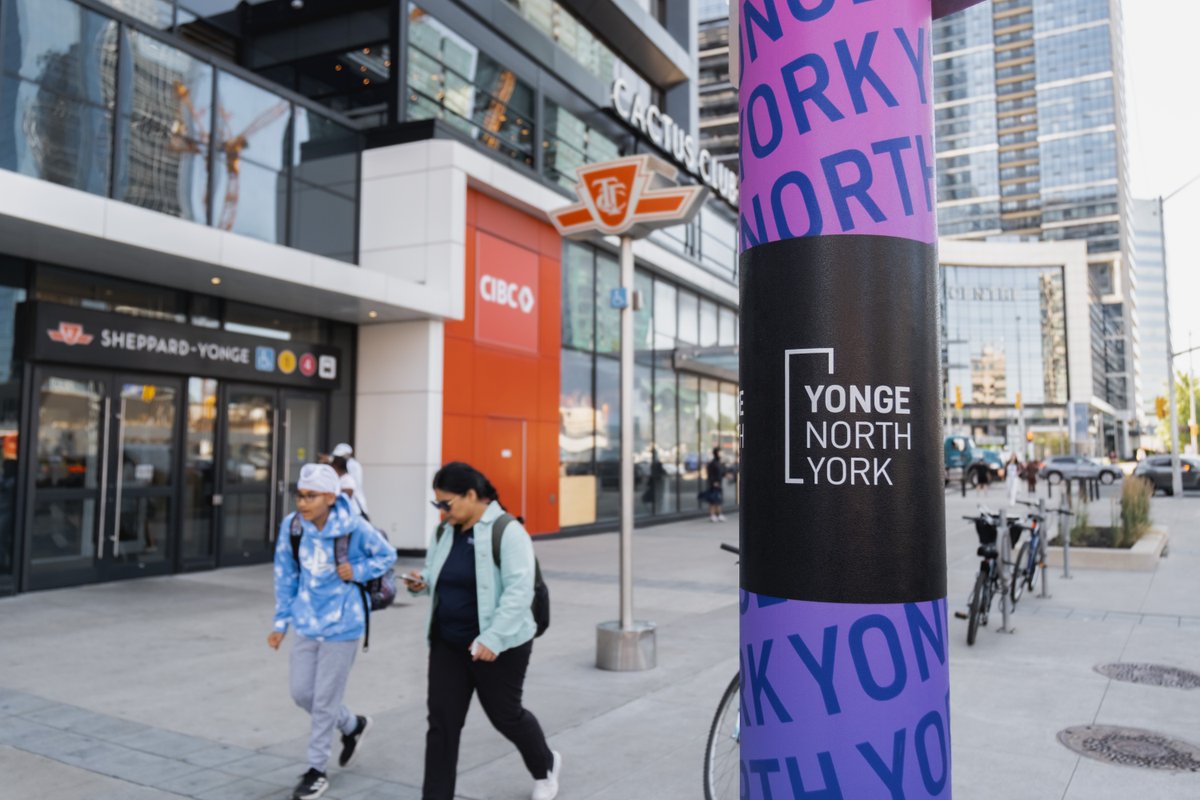 yongenorthyork's tweet photo. These new signs complement our BIA banners and help create a stronger sense of place.

It’s all part of building a connected, welcoming district: one of the best places in Toronto to live, work &amp; play. 

#YongeNorthYork #UrbanDesign #MainStreetTO #PublicSpaceMatters https://t.co/j3eYV4umHi