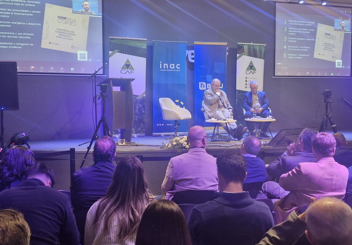 CAFUruguay's tweet photo. Alex Macedo (coordinador de Medio Ambiente de @sistemaOCB) y Daniel Vargas (investigador de @FGVRI) presentan en nuestro evento, el documento: Manifiesto del cooperativismo brasileño para la #COP30 

El cooperativismo de Sudamérica marca agenda en el debate climático global 🌎 https://t.co/vMamnPbLZ3