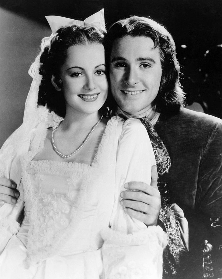 HollywoodYeste1's tweet image. Olivia de Havilland and Errol Flynn, Captain Blood (1935, directed by Michael Curtiz)
Daily #OliviaDeHavilland