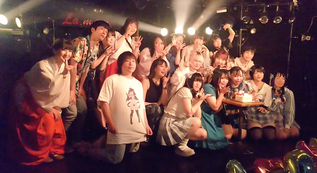 murakami_death's tweet image. トリの S.B.Qさんでした
やっぱり主役は真白さんとオカエリさんですよね!
青がドレスコードなので、それぞれのメンバーも個人カラーを封印して生誕を祝います🎂💙