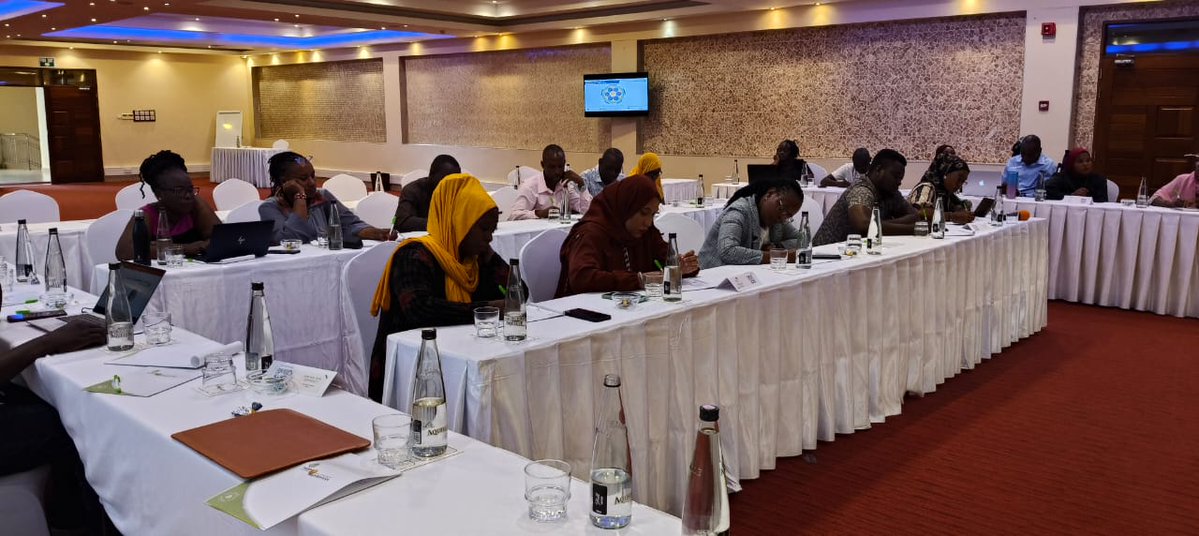 StopTBKe's tweet image. Today , STP-K held a training for journalists in Mombasa and Kilifi counties to highlight the importance of regular TB check-ups. According to the National Coordinator Evelyne Kibuchi, factors like malnutrition, and stigma discourage people from seeking medical help.
#endtb