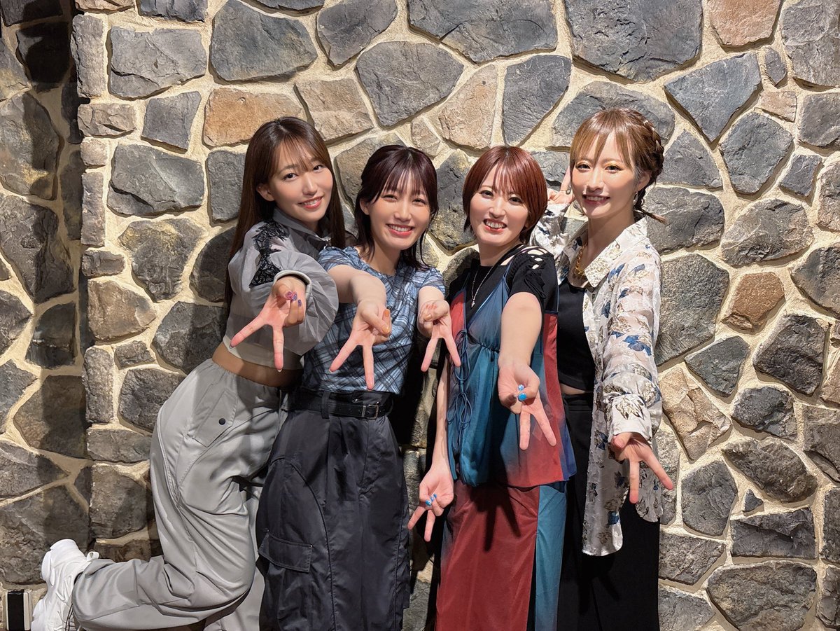 msrir512's tweet image. #ひのあこ ありがとうございました！
代々木LODGE4周年おめでとうございます🥺✨私にとってリスタートの大切な場所でもあるLODGE、これからも素敵な時間を共にできたら幸いです🌱

あの場にいてくれた皆様もありがとう☺🫶

Hau.ちゃん、愛李ちゃん、優利香ちゃんと賑やかな楽屋でした！楽しかった！